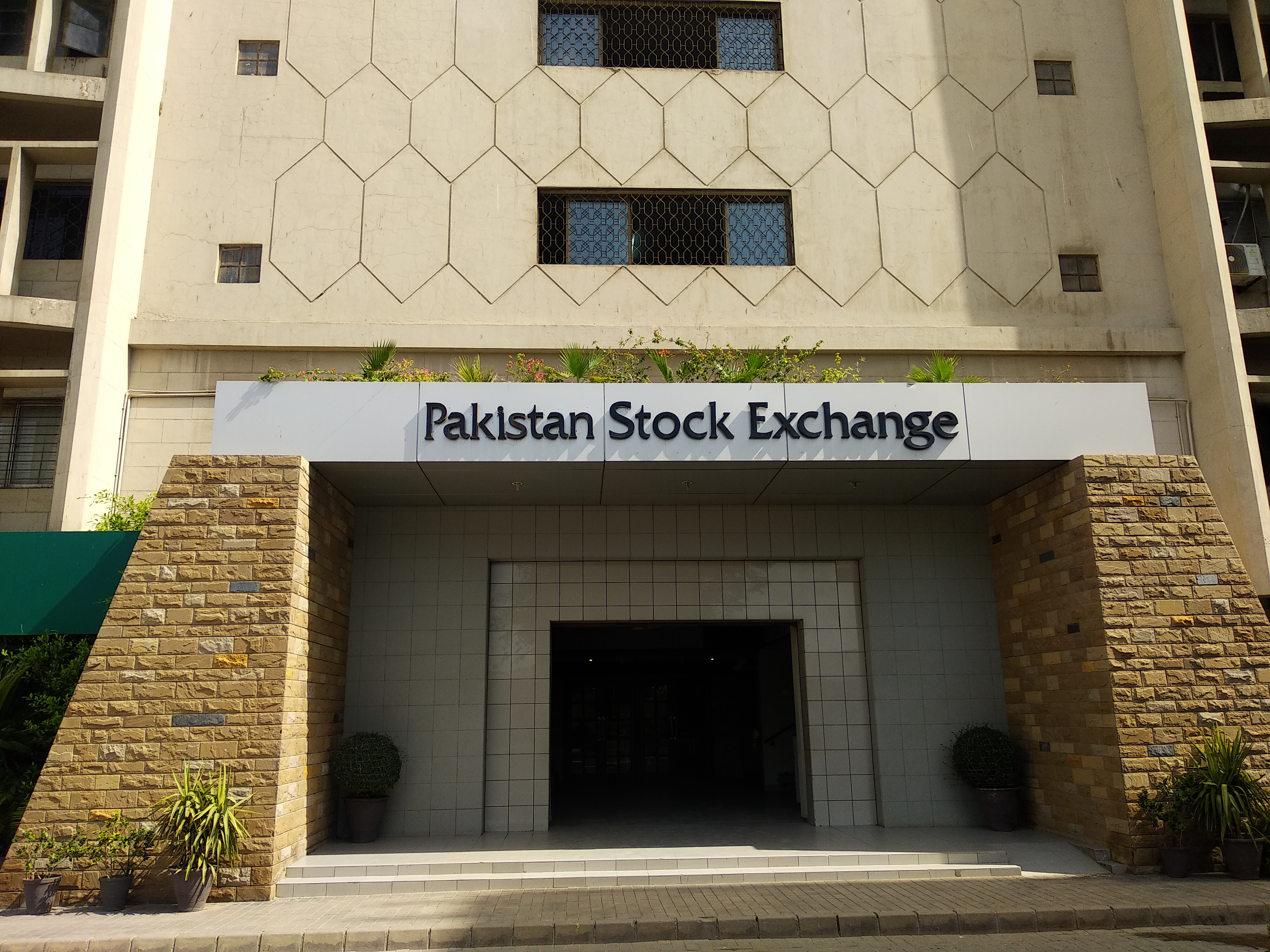 Pakistan Stock Exchange Hits 136,000, Delivering 60% Growth in 2025